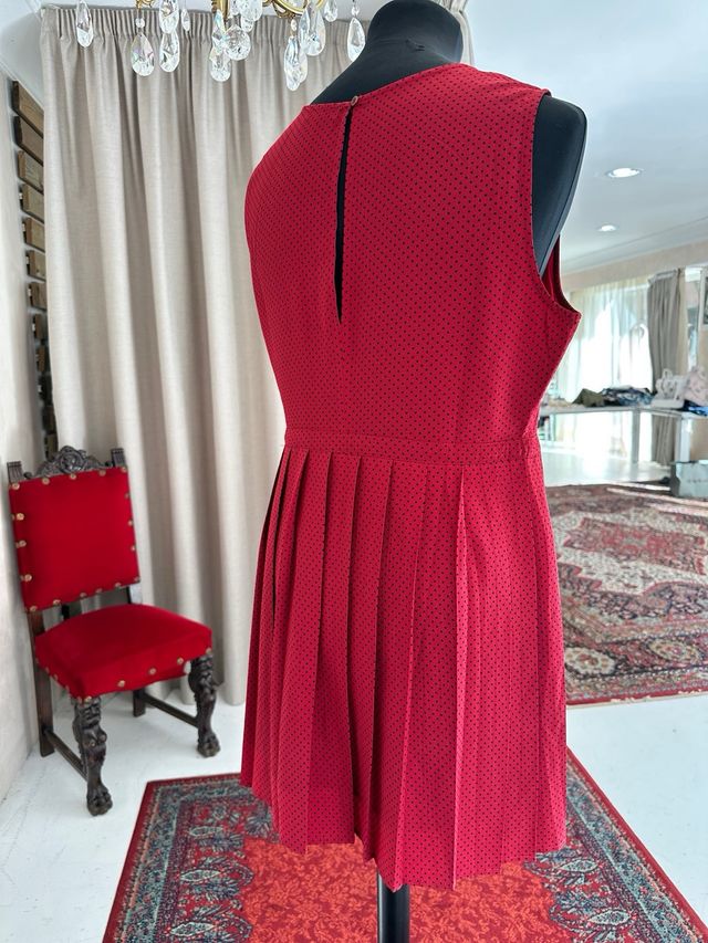 Vestido rojo con lunares y falda plisada