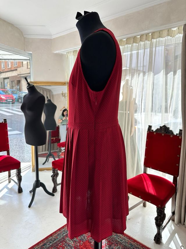 Vestido rojo con lunares y falda plisada