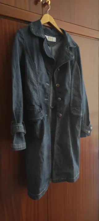 Gabardina tejana mujer azul,le falta cinturón.