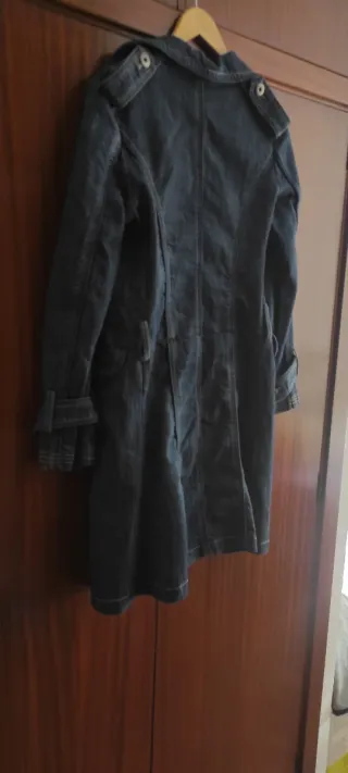 Gabardina tejana mujer azul,le falta cinturón.