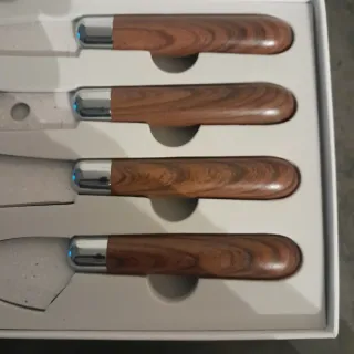 Set coltelli per formaggio in pietra e legno