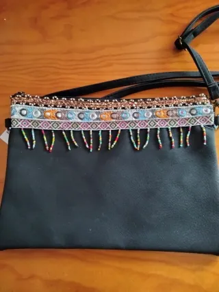 Bolso bandolera negro con abalorios, marca Alehop,