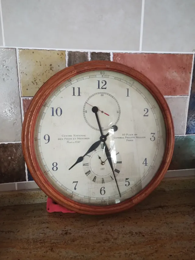 Reloj de pared grande de madera