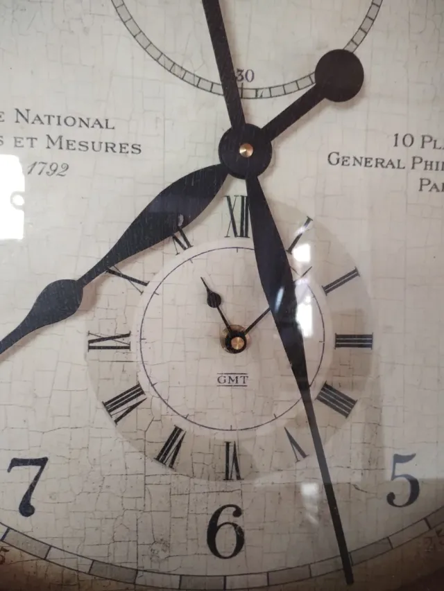 Reloj de pared grande de madera