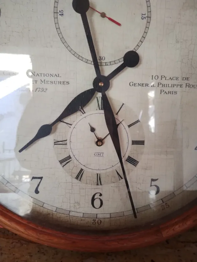 Reloj de pared grande de madera