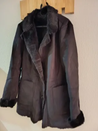 Abrigo piel sintética negro/marrón