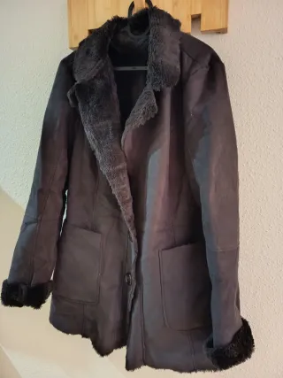 Abrigo piel sintética negro/marrón