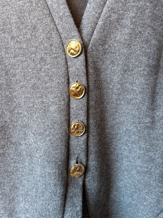 Jersey gris botones dorados