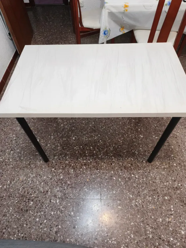 Mesa blanca de madera y metal.
