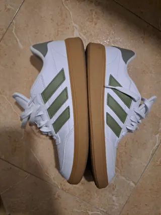 Zapatillas Adidas Blancas y Verdes.