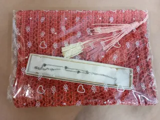 Pack regalo con bolso y pulsera de acero.