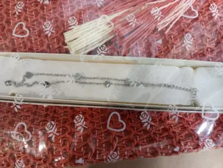 Pack regalo con bolso y pulsera de acero.