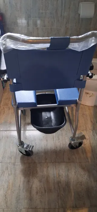 Silla de baño con inodoro