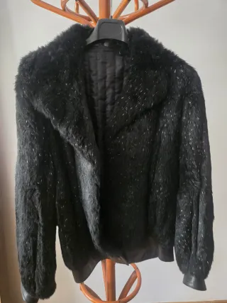 Chaqueta negra con detalles blancos.