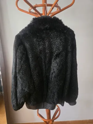 Chaqueta negra con detalles blancos.