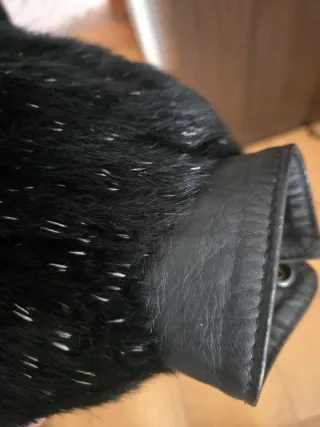 Chaqueta negra con detalles blancos.