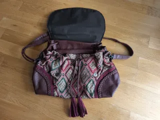 Bolso bandolera marrón, granate y verde