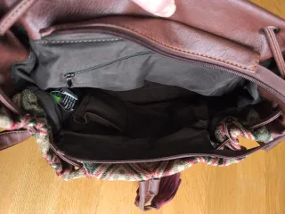 Bolso bandolera marrón, granate y verde