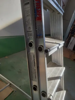 Escalera aluminio 13 peldaños 4.5m