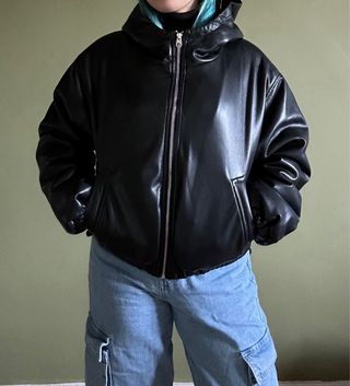 Chaqueta bomber negra con capucha