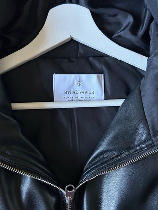 Chaqueta bomber negra con capucha