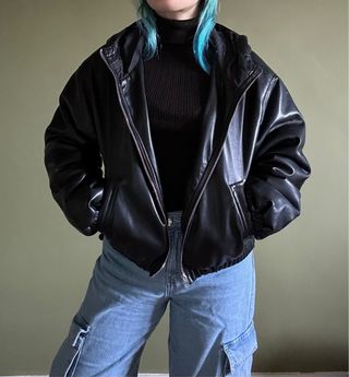 Chaqueta bomber negra con capucha