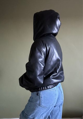 Chaqueta bomber negra con capucha