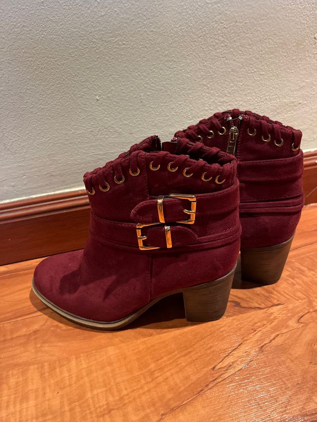 Botines Burdeos con Hebillas Doradas