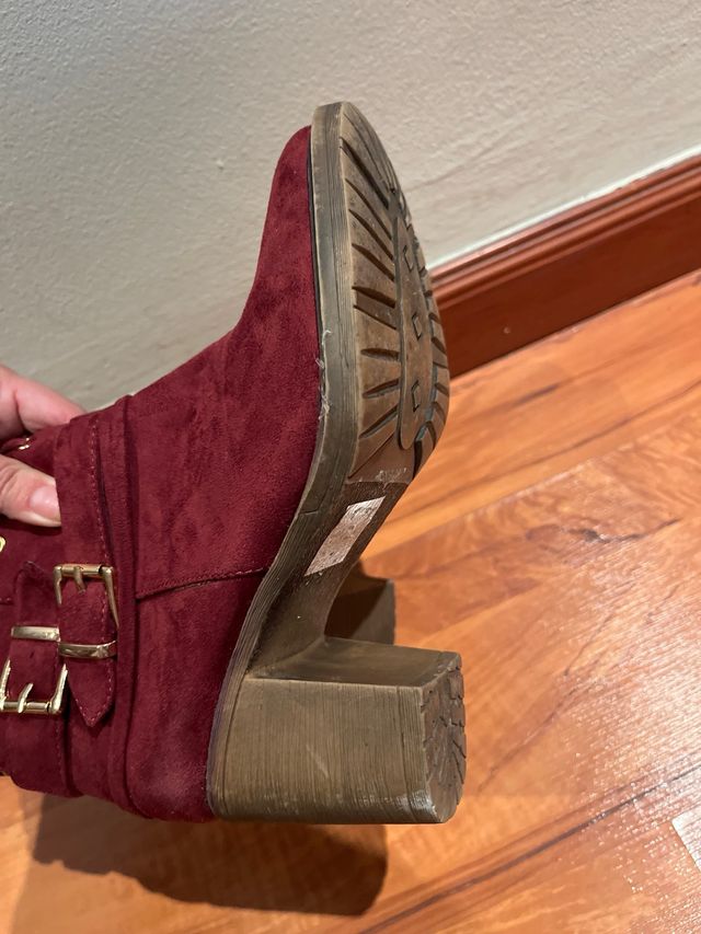 Botines Burdeos con Hebillas Doradas