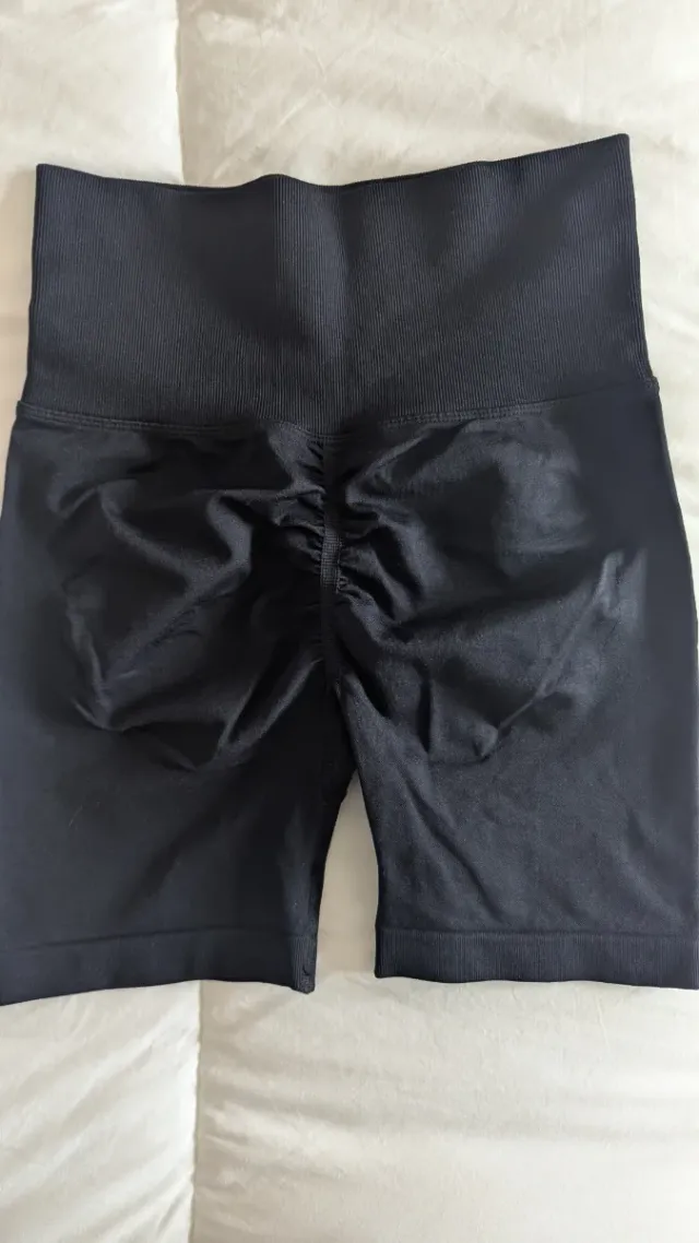 Shorts deportivos negros con fruncido