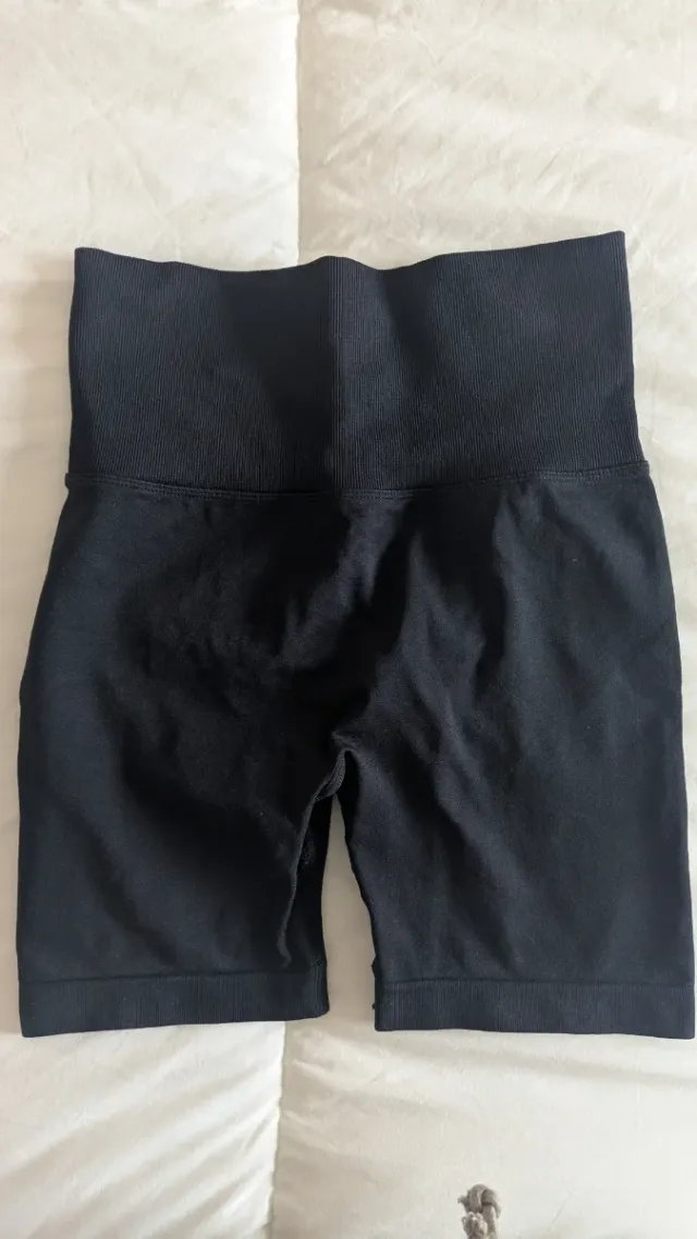 Shorts deportivos negros con fruncido