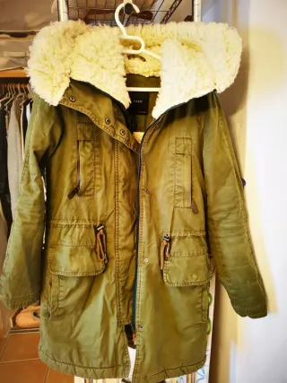 Casaca verde militar con capucha