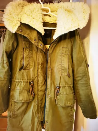 Casaca verde militar con capucha