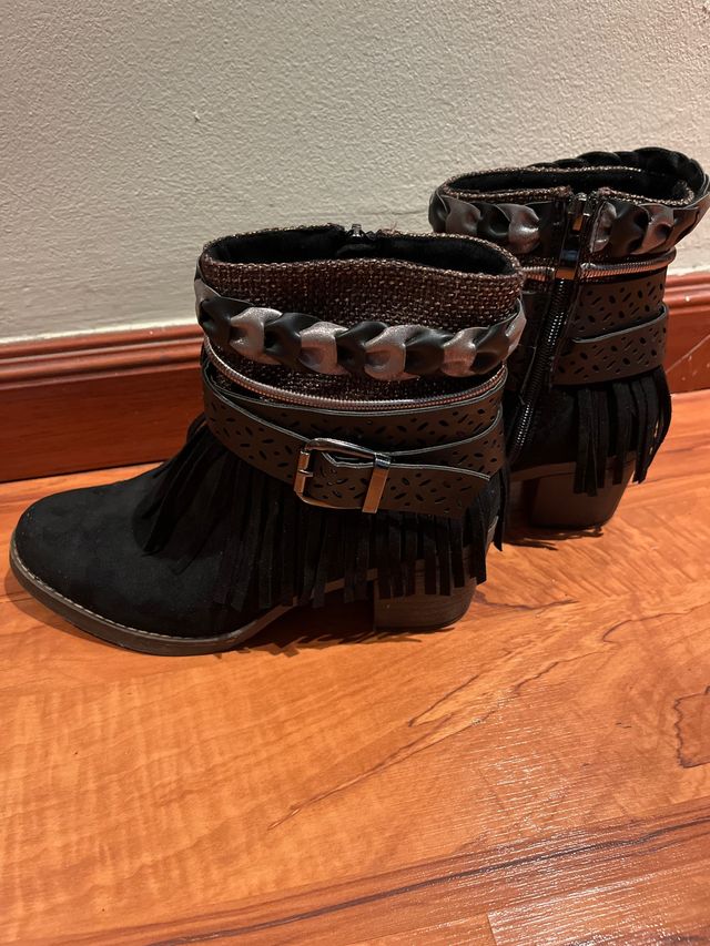 botines negros con flecos