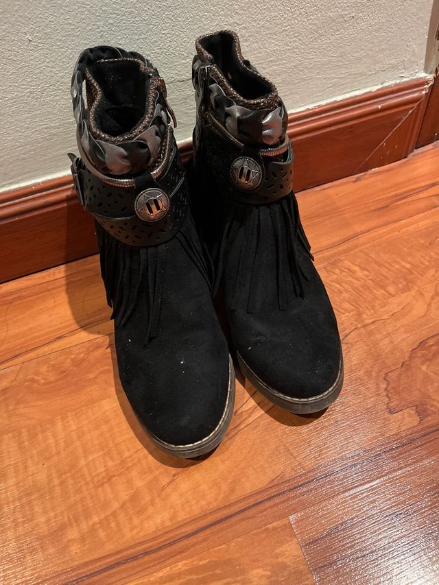 botines negros con flecos