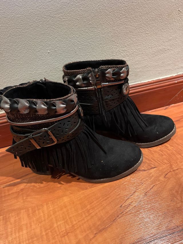 botines negros con flecos