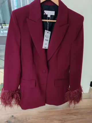 Chaqueta detalle plumas. Viral de Zara