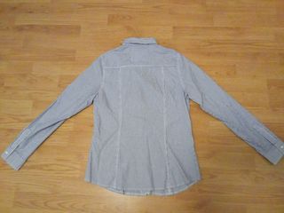 Blusa de rayas azules y blancas