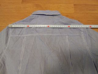 Blusa de rayas azules y blancas