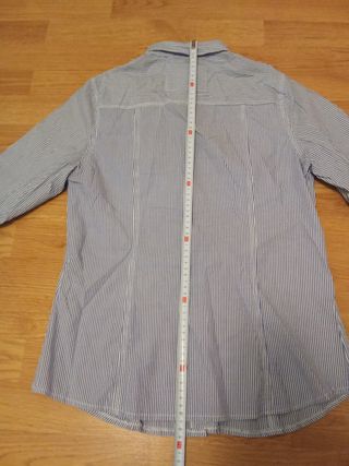 Blusa de rayas azules y blancas