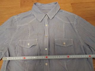 Blusa de rayas azules y blancas