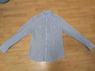 Blusa de rayas azules y blancas