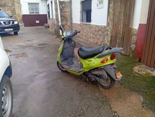 Moto Scooter Verde