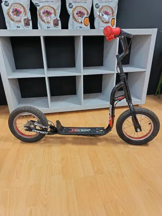 Patinete infantil con ruedas grandes