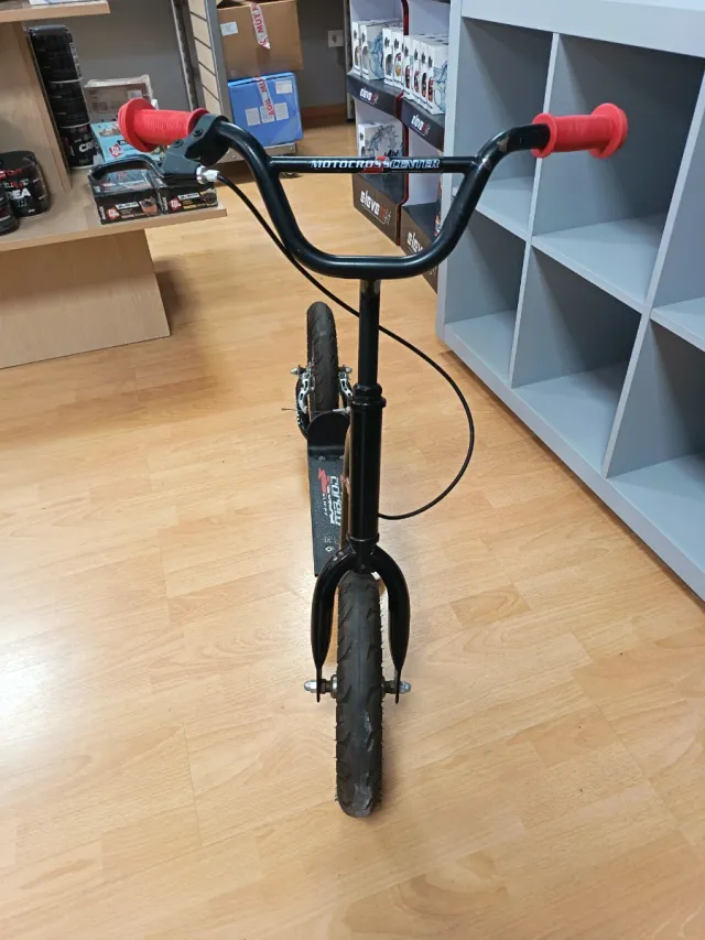 Patinete infantil con ruedas grandes