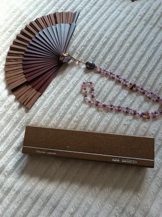 Abanico y collar marrón. Marca aire distinto