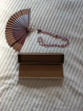 Abanico y collar marrón. Marca aire distinto