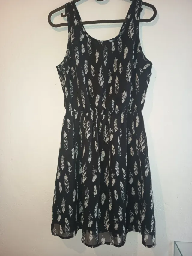 Vestido negro con estampado de plumas