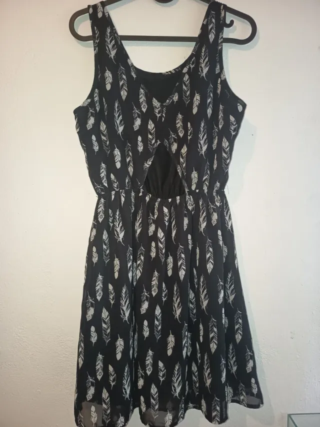 Vestido negro con estampado de plumas