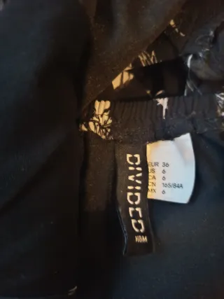 Vestido negro con estampado de plumas